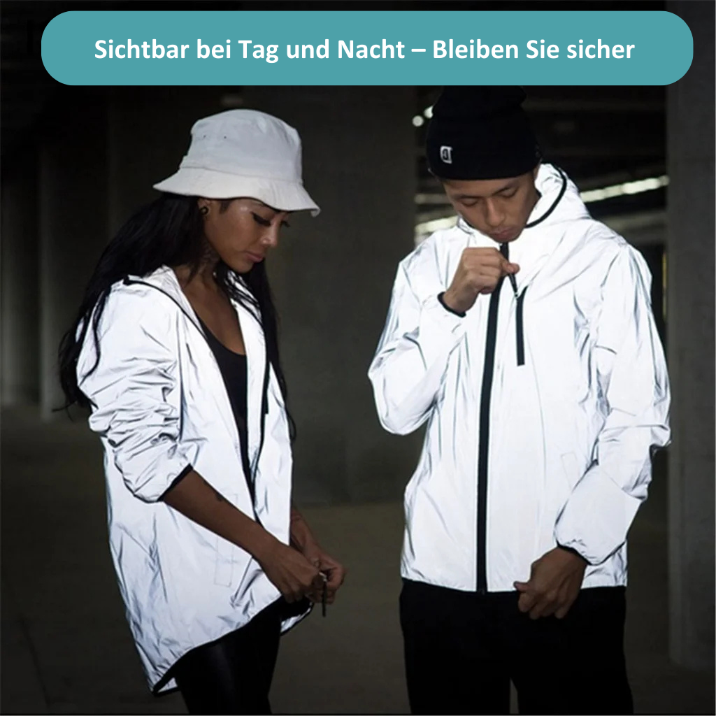 Zwei Personen in reflektierenden weißen Jacken, ideal für Sichtbarkeit und Sicherheit bei Nacht.