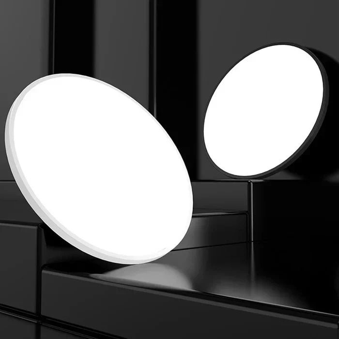 Runde LED-Deckenleuchte, weiß, modern, energiesparend, für Innenräume, stilvolles Design.