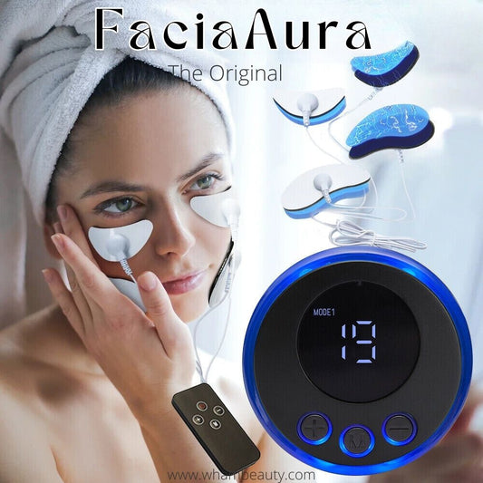 Frau mit FaciaAura Gesichtsmassagegerät, blau, Anti-Aging, Hautpflege, Entspannung.