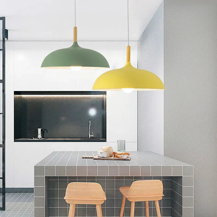 Moderne Pendelleuchten in Gelb und Grün über Küchentheke, skandinavisches Design, Esszimmer.