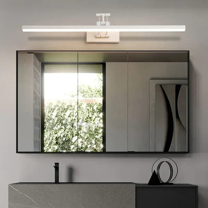 Moderne LED-Spiegelleuchte im Badezimmer, energiesparend, weiß, minimalistisches Design.