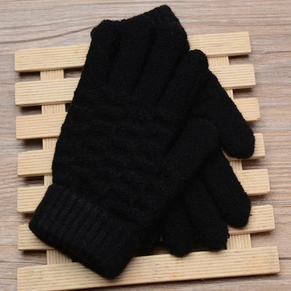 Schwarze Strickhandschuhe auf Holzunterlage, Winteraccessoire, warm und stilvoll.