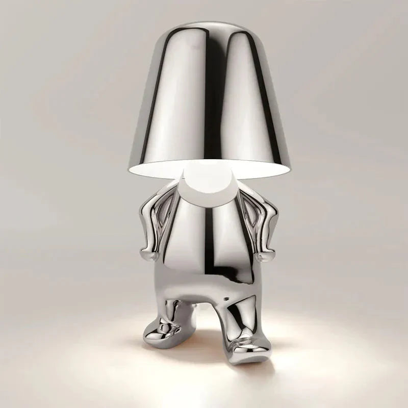 Silberne Designer-Tischlampe in menschlicher Form, modernes Interieur, stilvolle Beleuchtung.