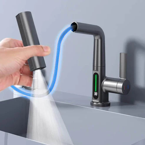 Schwarzer Wasserhahn mit LED-Anzeige und ausziehbarem Schlauch in modernem Badezimmer.