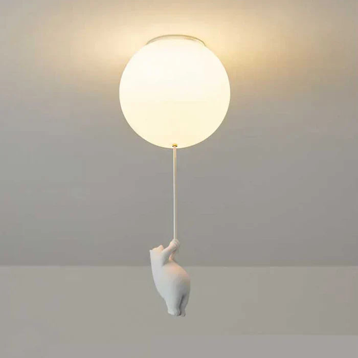 Weiße Deckenleuchte mit Bärendesign, modernes LED-Licht, minimalistische Wohnkultur.