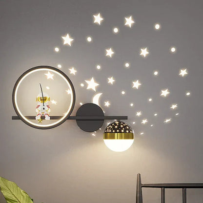 Wandleuchte Kinderzimmer Astronaut, LED, Sterne, Mond, Nachtlicht, modern, dekorativ, schwarz-gold.