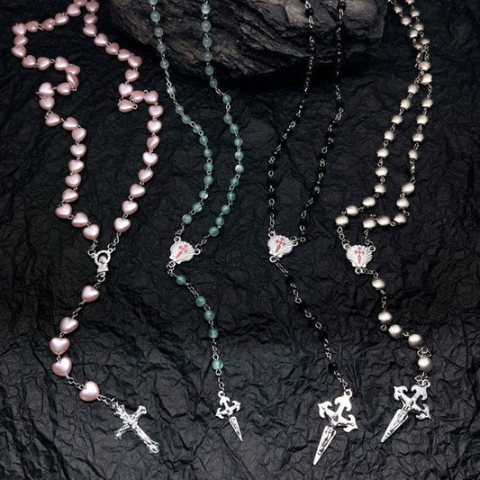 Rosenkränze mit Perlen in Rosa, Blau, Schwarz und Weiß, Kreuzanhänger, religiöser Schmuck.