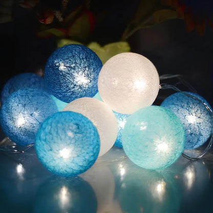 Blaue und weiße LED-Lichterkette, kugelförmig, dekorativ, für Innenräume.