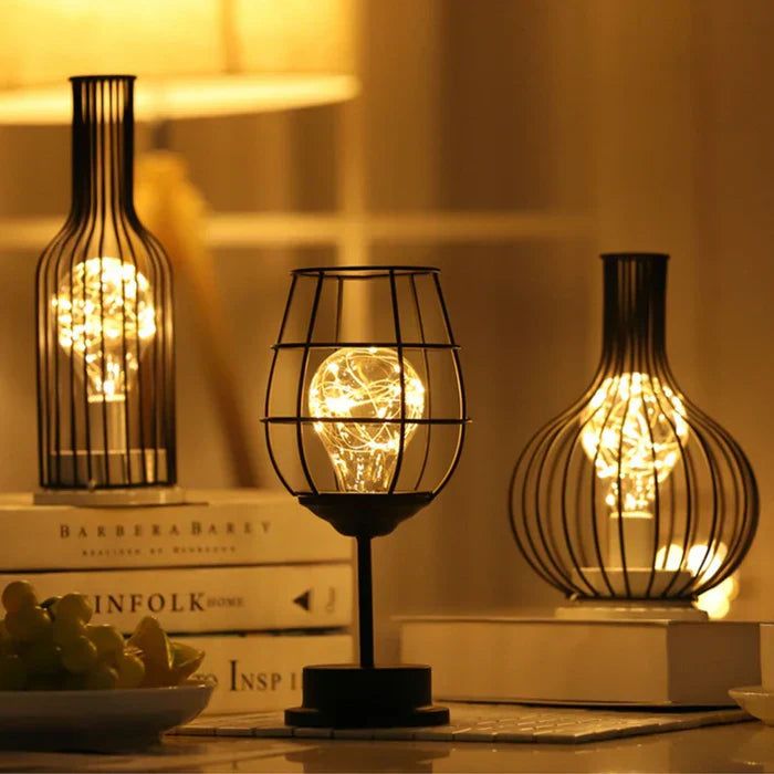 Drei schwarze LED-Tischlampen mit Drahtkäfig-Design, warmweißes Licht, moderne Dekoration.
