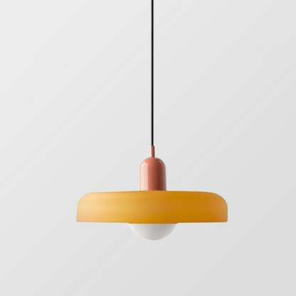 Moderne Hängelampe, orange, Metall, minimalistisches Design, Wohnzimmerbeleuchtung, Inneneinrichtung.
