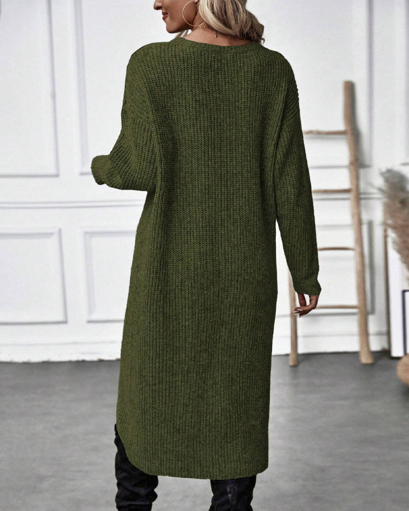 Frau in langem, grünem Strickkleid, Rückansicht, modisch, gemütlich, Herbstmode, Innenraum.