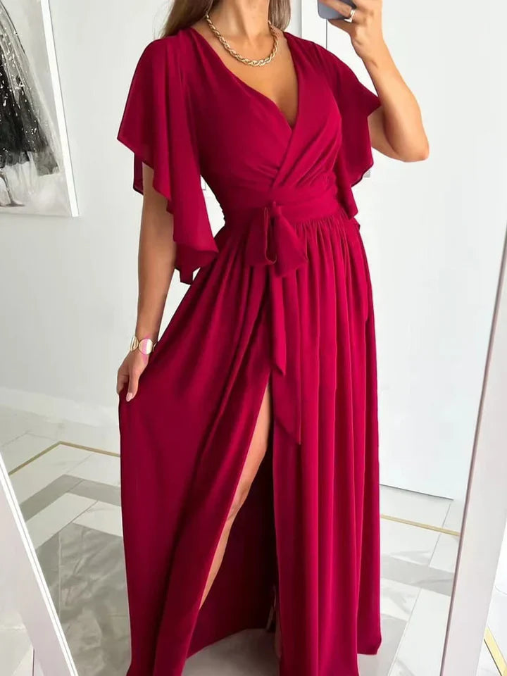 Frau in elegantem, rotem Maxikleid mit V-Ausschnitt und Schlitz, Abendmode, Damenbekleidung.