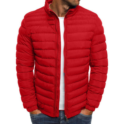 Rote Herren-Daunenjacke, Stehkragen, Reißverschluss, Wintermode, warm, stilvoll.