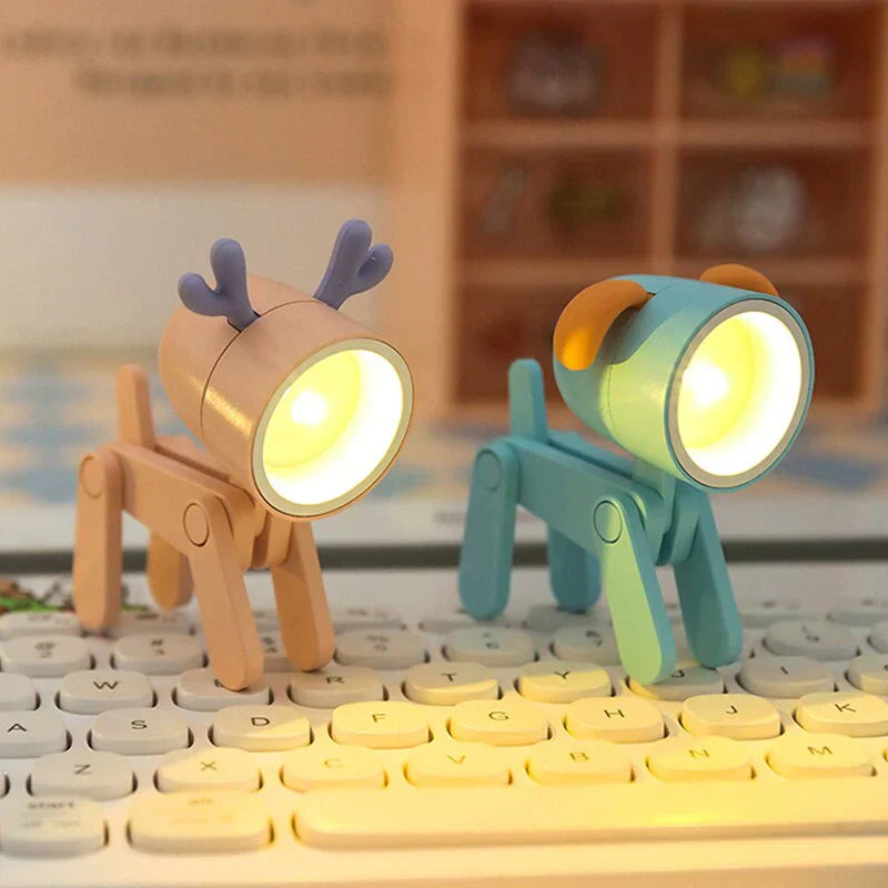 Zwei LED-Tierlampen in Hund- und Rentierform auf Tastatur, Nachtlicht, Kinderzimmer-Dekor.