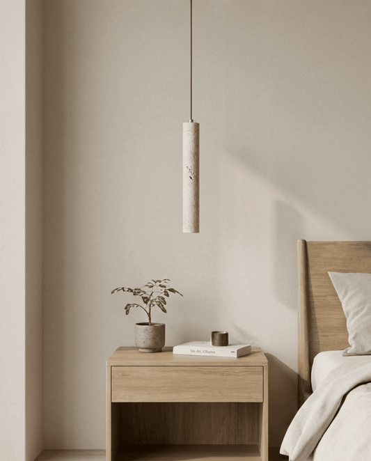 Cylindrisk stenlampa hänger över ett ljust nattduksbord i ett sovrum med träsäng, släckt 1