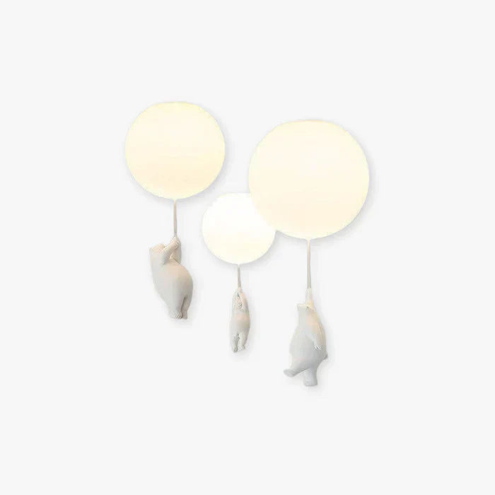 Drei weiße Bären-Wandlampen mit runden, leuchtenden Schirmen, modernes Design, Kinderzimmer.