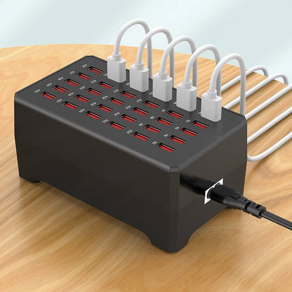 Schwarzes USB-Ladegerät mit 24 Ports auf Holztisch, ideal für Mehrfachgeräte-Ladung.