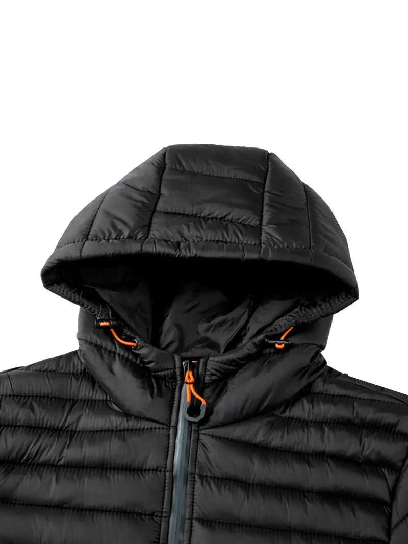 Schwarze Daunenjacke mit Kapuze, Reißverschluss, orange Details, Winterbekleidung, Herrenmode.