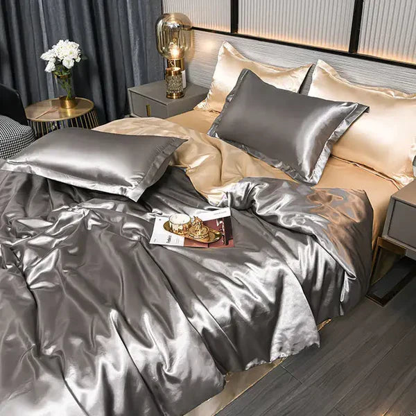 Luxuriöse silberne Satin-Bettwäsche-Set auf Doppelbett mit Kissen, moderne Schlafzimmerdekoration.