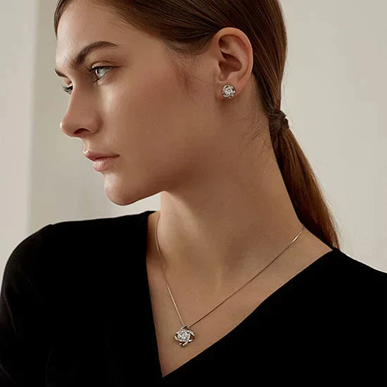 Frau mit silberner Halskette und Ohrringen, eleganter Schmuck, minimalistisches Design.