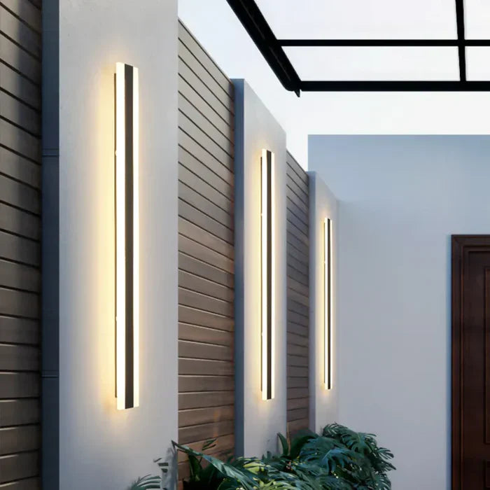 Moderne LED-Wandleuchten, vertikal, schwarz, Außenbereich, energiesparend, stilvolles Design.
