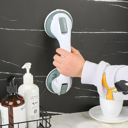 Hand hält weißen Duschgriff mit Saugnäpfen an schwarzer Fliesenwand im Badezimmer.