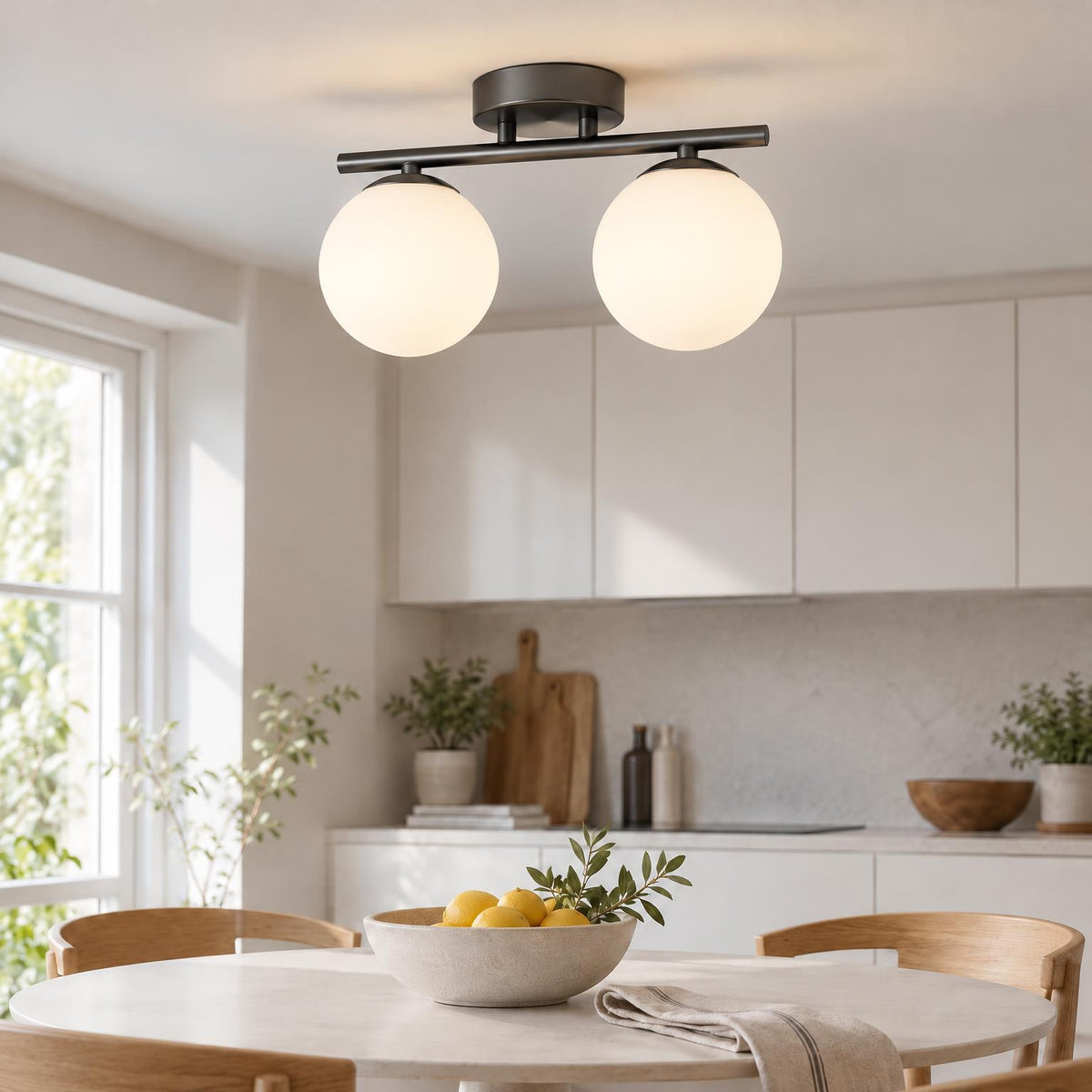 Version med två glaskulor och mörk grå metallskena över köksbord med skål med citroner 3