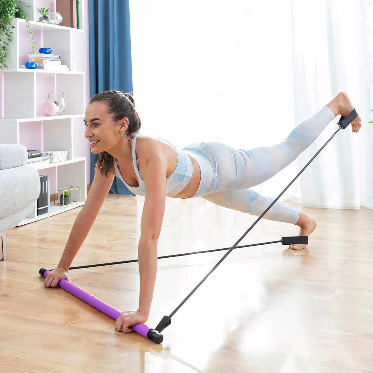 Frau trainiert mit Pilates-Stick und Widerstandsbändern, lila Stange, helle Sportkleidung, Wohnzimmer.
