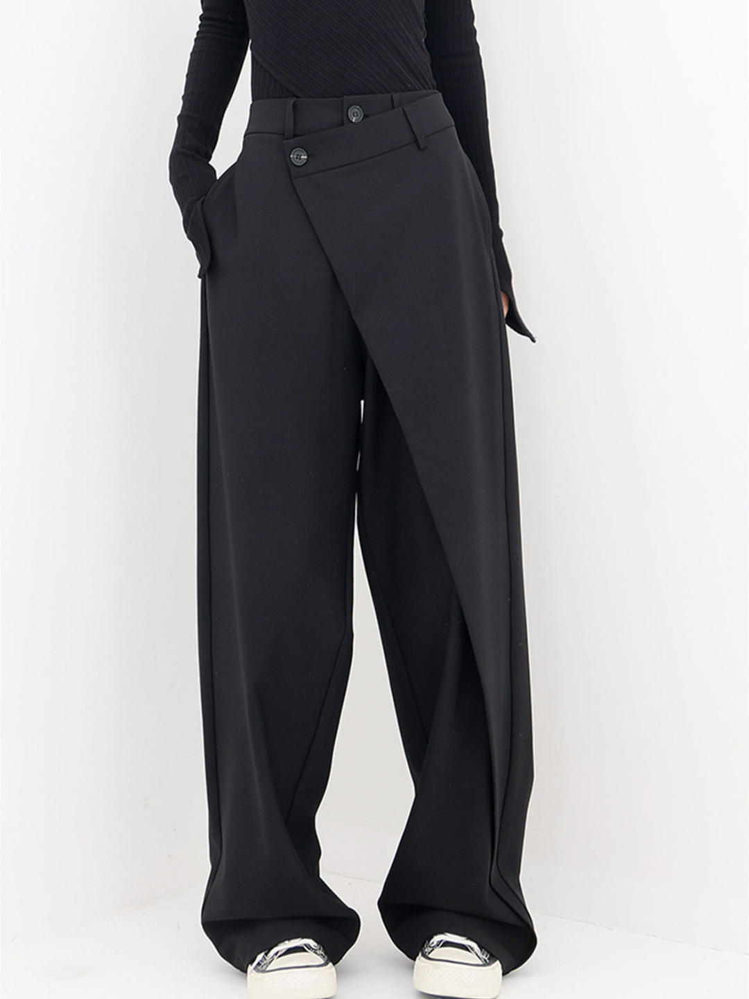 Schwarze Damenhose mit weitem Bein, asymmetrischem Design, eleganter Business-Look.
