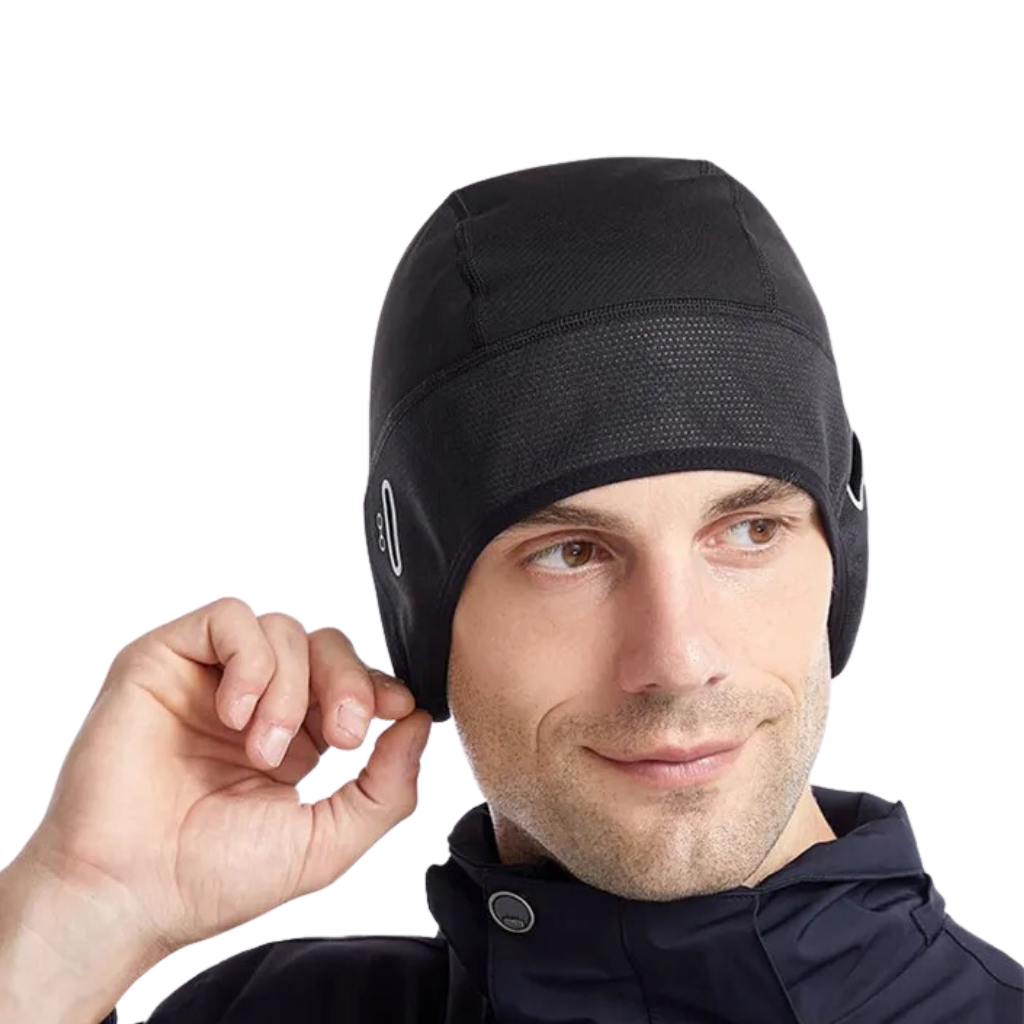 Mann mit schwarzer, winddichter Fahrradkappe, ideal für kaltes Wetter, atmungsaktiv.