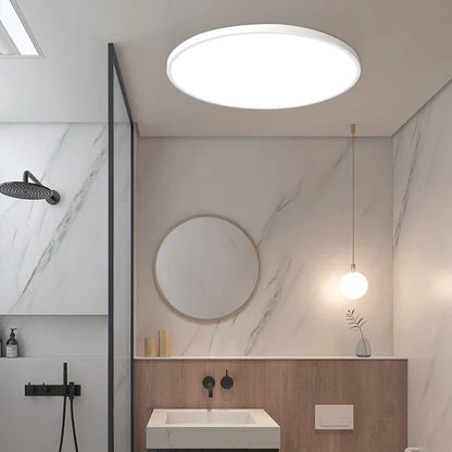 Moderne runde LED-Deckenleuchte im Badezimmer, weiß, energiesparend, minimalistisches Design.