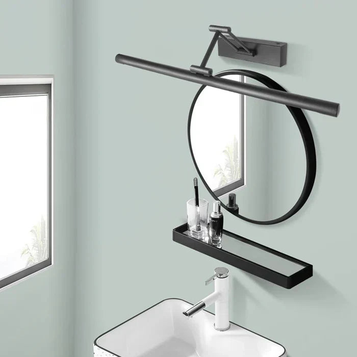 Runder schwarzer Wandspiegel mit Ablage und LED-Licht über modernem Waschbecken im Badezimmer.
