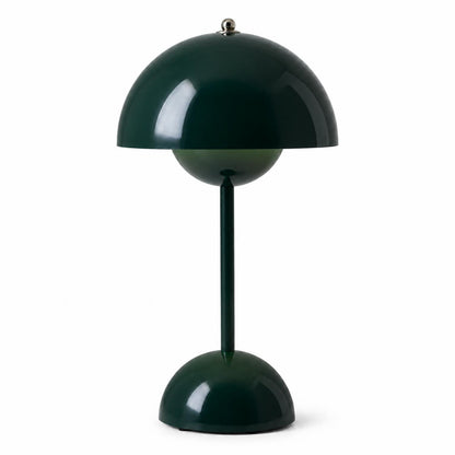 Mörkgrön blank lampa med kupolskärm och rund fot, fotad mot vit bakgrund 7