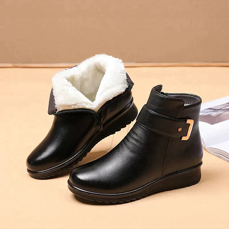 Schwarze Damen-Winterstiefel mit Kunstfellfutter, rutschfeste Sohle, modisch und warm.