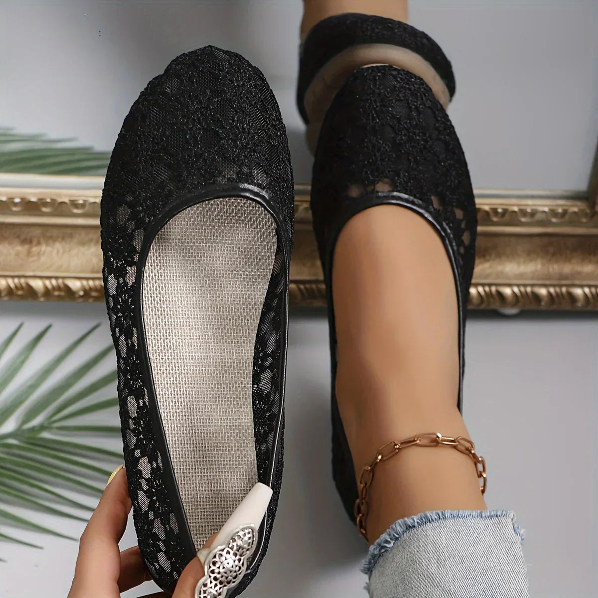 Schwarze Damen-Ballerinas aus Spitze, elegant, bequem, modisch, ideal für Freizeit und Büro.
