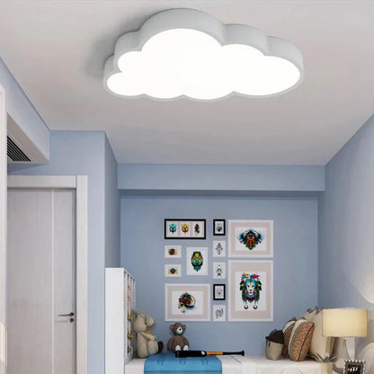 Wolkenförmige LED-Deckenleuchte im Kinderzimmer, weiß, moderne Beleuchtung, Wandbilder.
