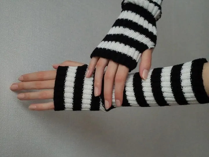Schwarz-weiß gestreifte Armstulpen, gestrickt, modisch, warm, Damenaccessoire.