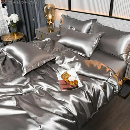 Luxuriöses silbernes Satin-Bettwäsche-Set, glänzend, elegant, Schlafzimmer-Dekor.