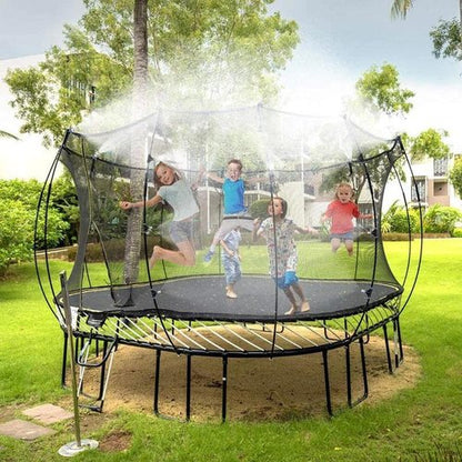 Kinder spielen auf einem runden Trampolin mit Sicherheitsnetz im Garten, umgeben von Bäumen.
