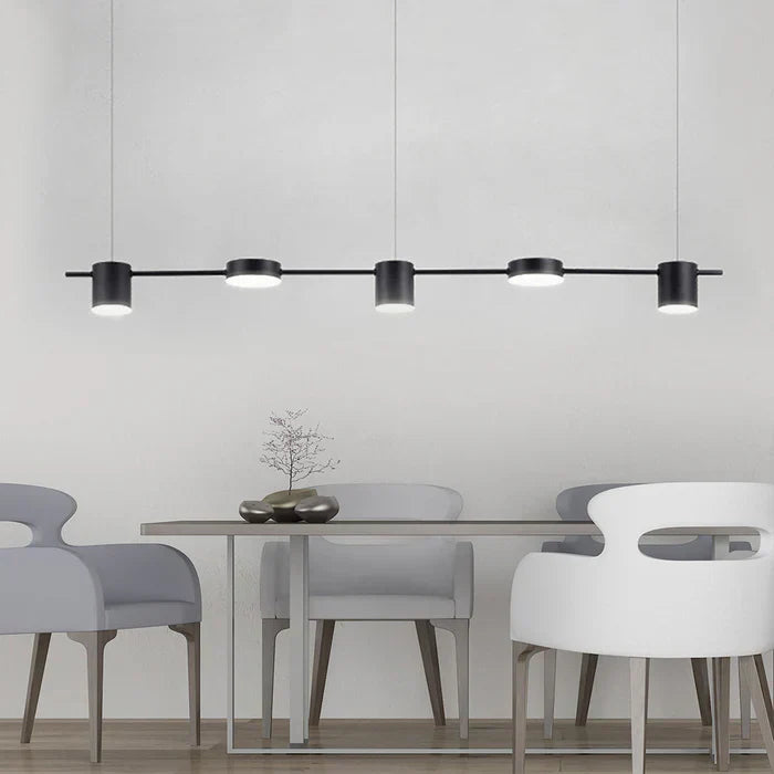 Moderne schwarze Pendelleuchte über Esstisch, minimalistisch, LED, Wohnzimmerbeleuchtung.