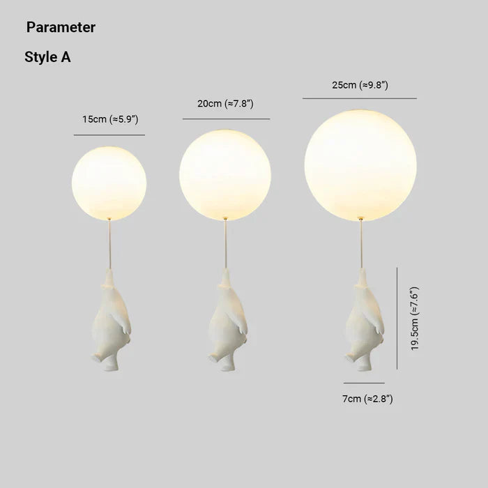 Drei weiße Hängelampen in Ballonform, verschiedene Größen, modernes Design, Innenbeleuchtung.