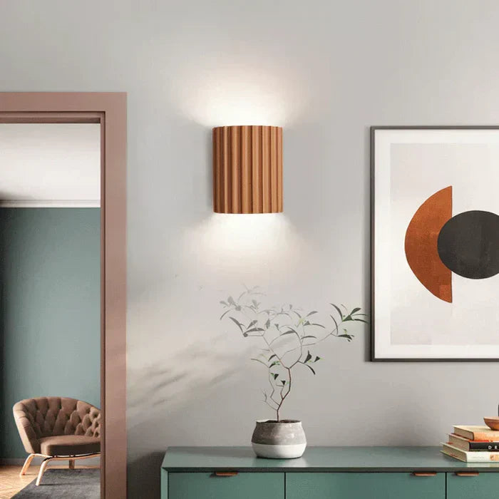 Moderne Holz-Wandleuchte im Wohnzimmer, skandinavisches Design, beige Wand, minimalistische Dekoration.