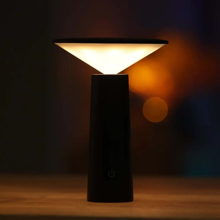Moderne schwarze LED-Tischlampe mit warmem Licht, minimalistisch, energiesparend.