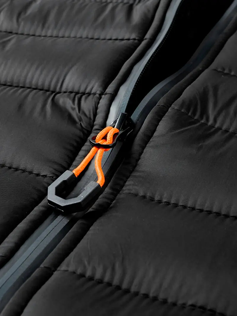 Schwarze Daunenjacke mit Reißverschluss und orangefarbenem Zugband, warm, stilvoll, wintertauglich.