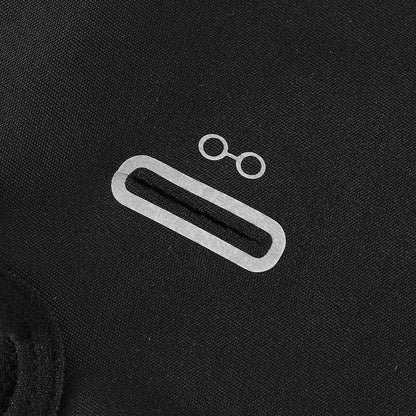 Schwarzer Stoff mit silbernem Logo, modernes Design, hochwertige Textilstruktur, Nahaufnahme.