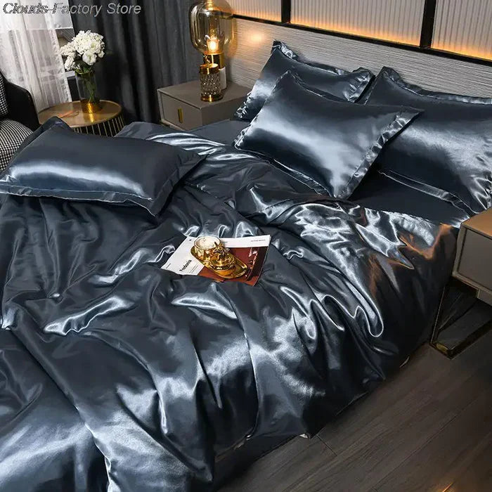 Luxuriöses dunkelgraues Satin-Bettwäsche-Set mit Kissenbezügen und Decke im modernen Schlafzimmer.