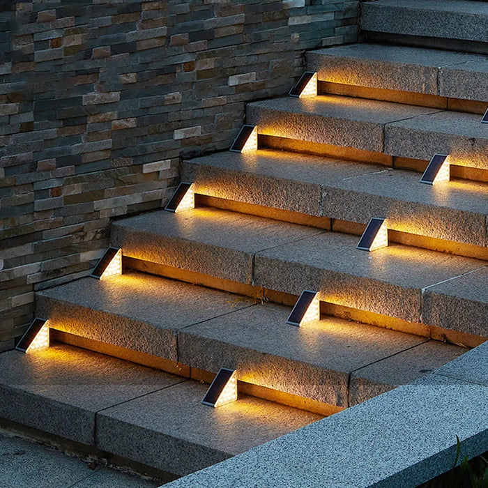 Solarbetriebene LED-Treppenbeleuchtung, warmweiß, Außenbereich, energiesparend, modern.
