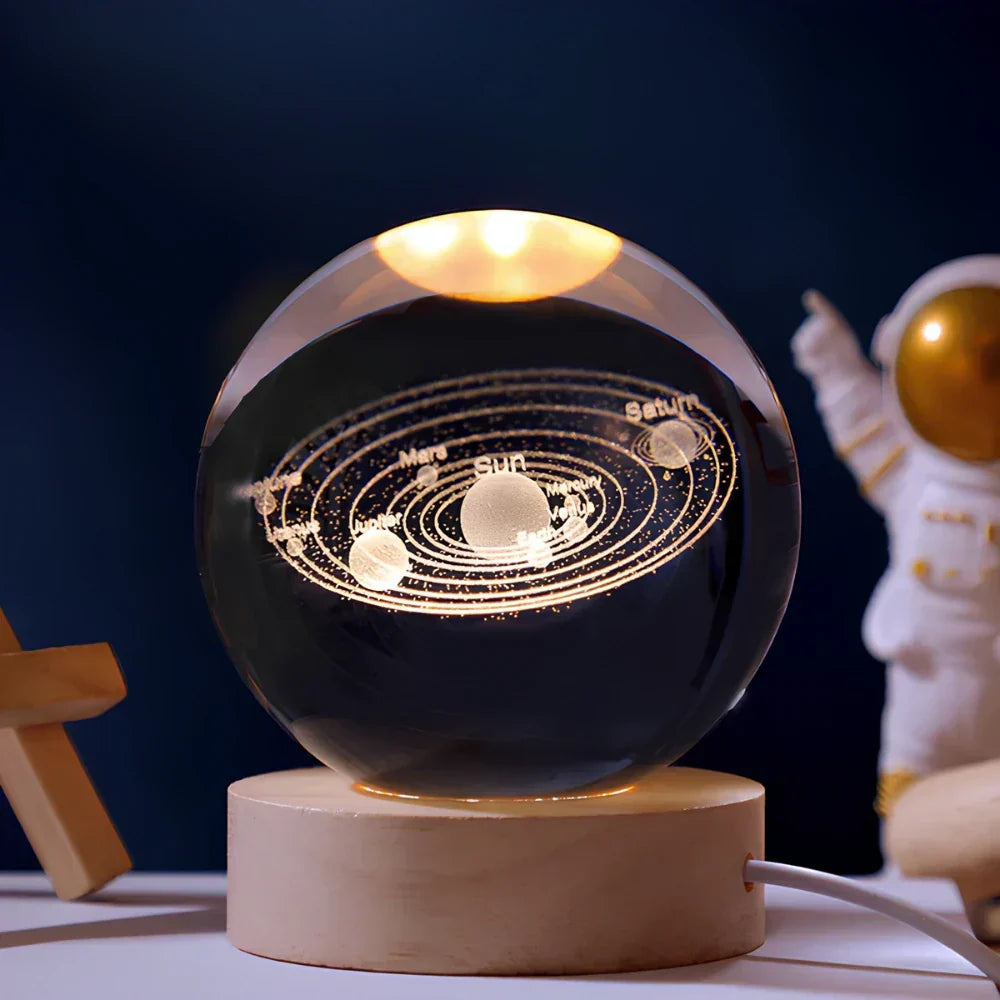 Kristallkugel mit Sonnensystem-Design auf Holzsockel, beleuchtet, dekorative Tischlampe.