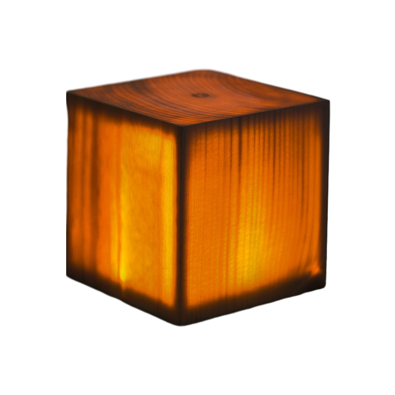 Leuchtender Holzwürfel, warmes Licht, dekorative Lampe, modernes Design, Holzoptik.