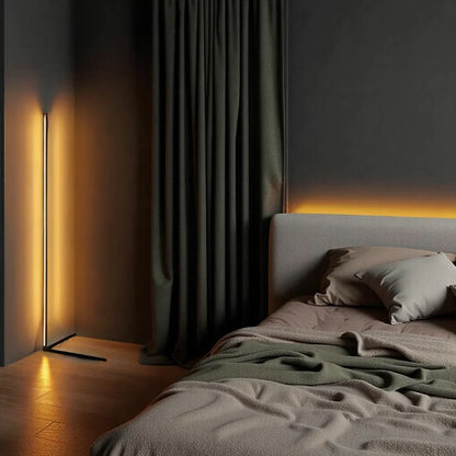 Tänd golvlampa med bärnstensfärgat sken i ett mörkt sovrum, med gröna draperier och en säng 9